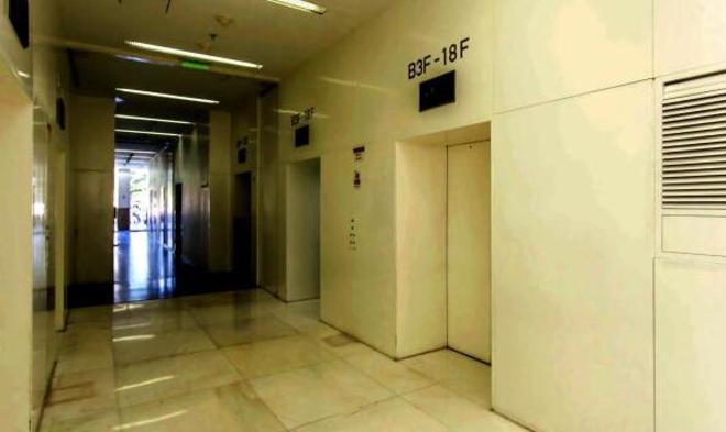 国贸建外SOHO,写字楼招租 010-58674996电梯间